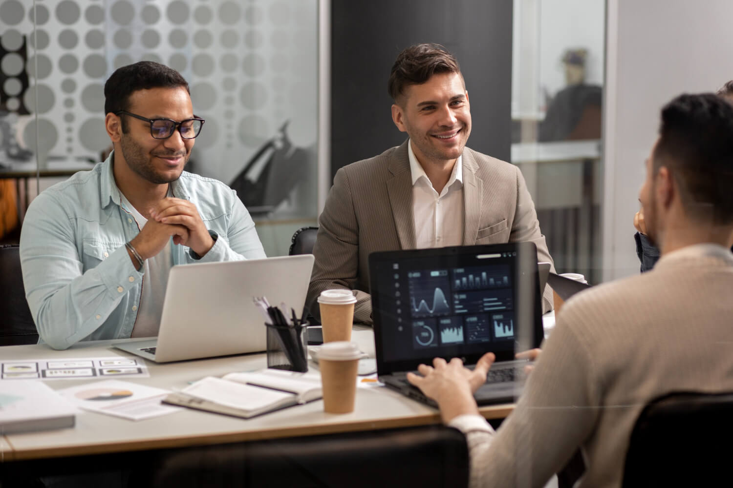 Equipe de consultoria em comércio exterior